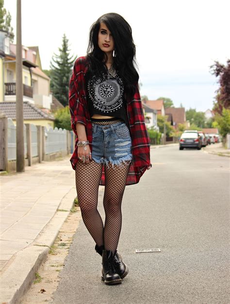 Welcome To Hollywood, let's play Rock 'n' Roll!: Outfit: Reality is