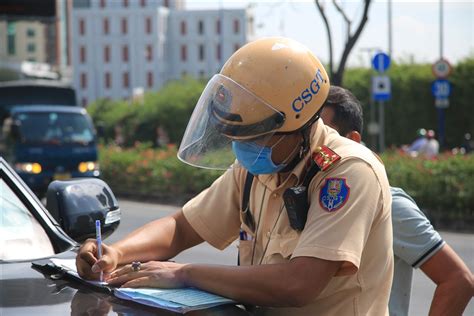 Tài xế phản ứng gay gắt khi bị CSGT xử phạt tại đầu hầm Thủ Thiêm