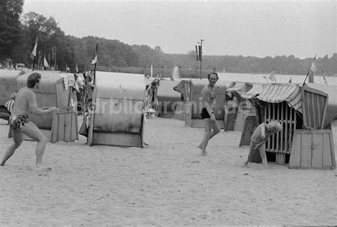 Ddr Bildarchiv Berlin Badeg Ste Im Strandbad M Ggelsee In Berlin