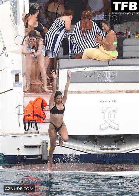 Bella Thorne Sexy Seen Flaunting Her Hot Figure On A Boat In Greece Aznude