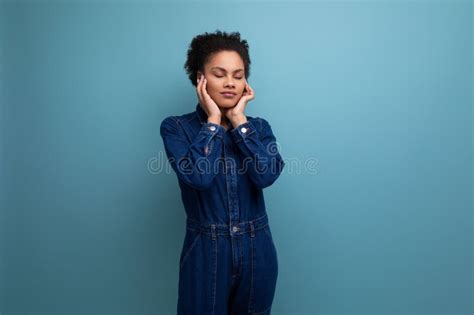 Jovencita Guapa Morena Latina Con Pelo Afro Atada En Una Cola De