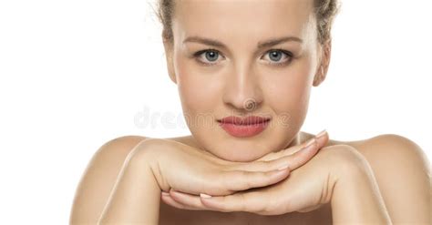 Jeune Femme Blonde Aux Yeux Bleus Photo Stock Image Du Cheveu Volume