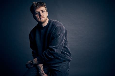 Alex Warren alcança o topo da Billboard Hot Ordinary