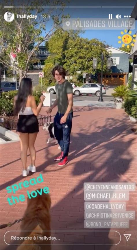 Jade Hallyday se lâche en bikini fluo la fille de Laeticia sémancipe