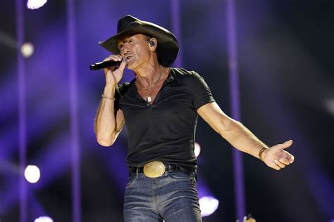 Tim McGraw Dedicates Emotional Performance Of “Live Like You Were Dying ...