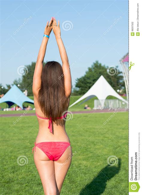 Belle Jeune Femme De Brune Avec De Longs Cheveux Dans Le Sta Rose De Bikini Photo Stock Image