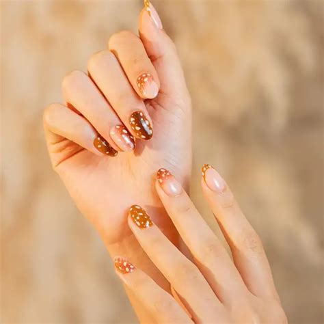 Uñas cortas de color nude 10 diseños que desbancan al color rojo y siempre son tendencia