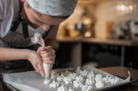 Jak wyglądają zarobki cukiernika i jego praca