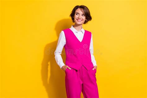 Foto De Una Jovencita Guapa Dama De Brunette Que Luce Espacio Vacío