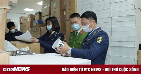 Bên trong kho hàng tầng của hot girl livestream chốt hàng nghìn đơn mỗi ngày