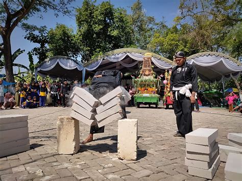 Pagelaran Wayang Kulit Sebagai Media Tontonan Dan Tuntunan Dalam Rangka