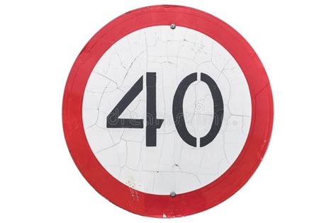 Старый дорожный знак „ограничение в скорости 40 Km/h „изолированных на ...