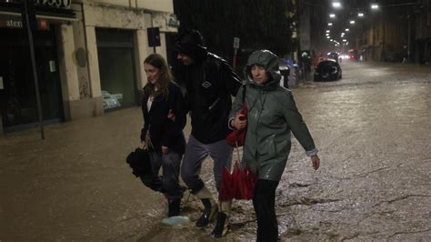 Il Ravone Che Esonda Spaventa Bologna Strade Che Diventano Fiumi