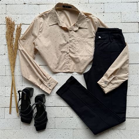 Camisa Cropped Aplique Em Strass Ponto De Luz Nude Dondoca Moda Feminina