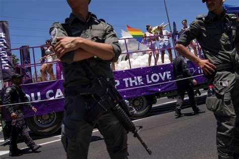 Tel Aviv Celebra Su Emblem Tica Marcha Del Orgullo Gay Con Una Participaci N Multitudinaria