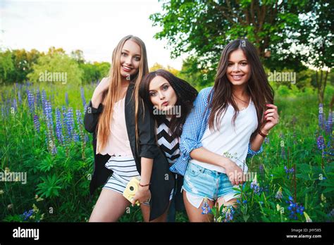 Drei Hipster M Dchen Blonde Und Br Nette Unter Selbstportrait Auf Polaroid Kamera Und L Chelnd