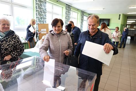 Mieszka Cy Leszna G Osuj W Wyborach Parlamentarnych Wysoka