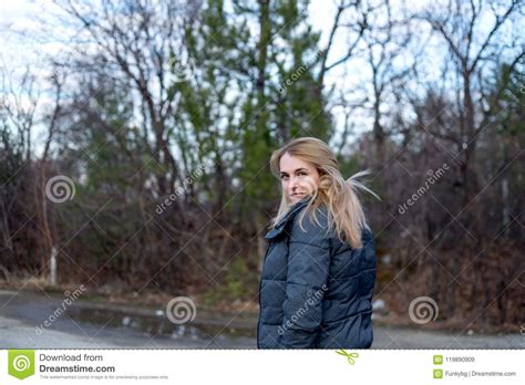 Manteau De Port D Hiver De Belle Jeune Femme Blonde Naturelle Image Stock Image Du Occasionnel