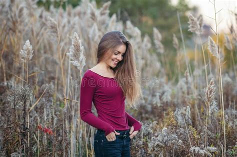 Jeune Belle Fille Blonde Caucasienne De Femme Avec De Longs Cheveux Photo Stock Image Du Pr