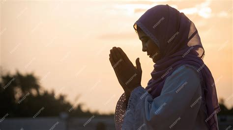 Premium Photo Silhouette Of Muslim Woman Praying