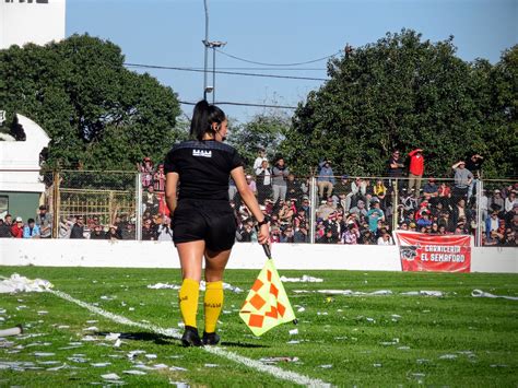 Dalma Pérez, la árbitra cordobesa que rompe barreras dentro y fuera de