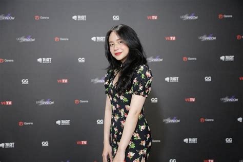 Clip Kim Sa khoe dáng nuột trước gương cực hot trong phòng riêng