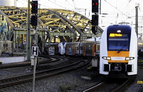 Und Bilden Den Re K Ln Bonn Flughafen Minden Hier Bei