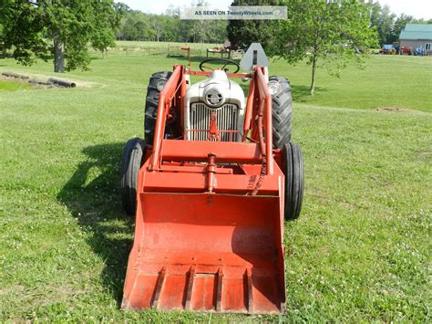 Ford 600 Tractor & Front Hydraulic Loader