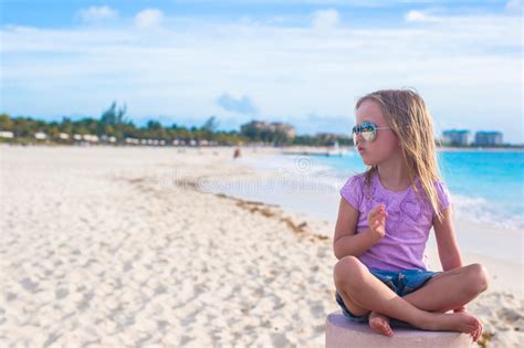 Petite Fille Adorable S Asseyant En Position De Lotus Image Stock