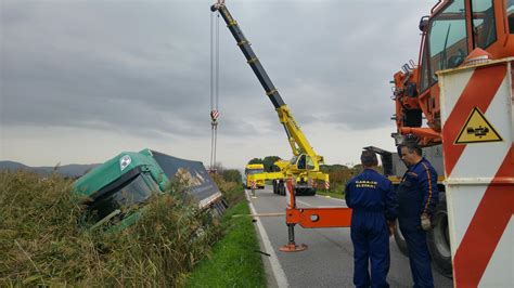 Tir Finisce Fuori Strada Al Tiro A Volo FOTO