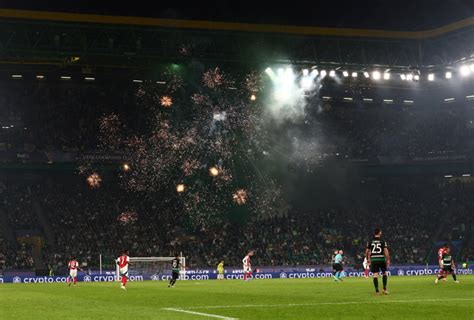 이게 낭만 주심의 안전불감증 아스널 골키퍼 머리 위에서 터진 폭죽 논란uefa 징계 가능성 제기