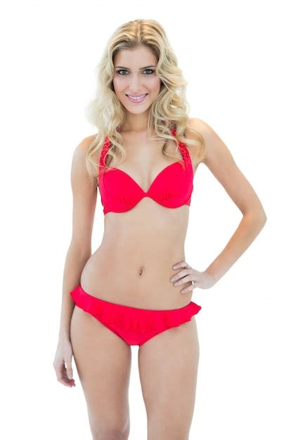 S Duisante Blonde Mannequin Posant Avec La Main Sur Les Hanches En Bikini Photo Premium