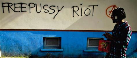 Nach Fahndungsaufruf Pussy Riot Mitglieder Aus Russland Geflohen