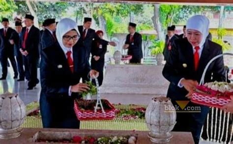 Jelang Hari Jadi Pemprov Jatim Gubernur Khofifah Ziarah Ke Makam Bung