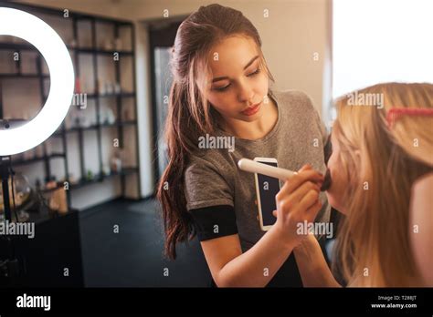 Les Jeunes Constituent L Application De L Artiste Vue Sur Femme Blonde Joues Dans Un Salon De