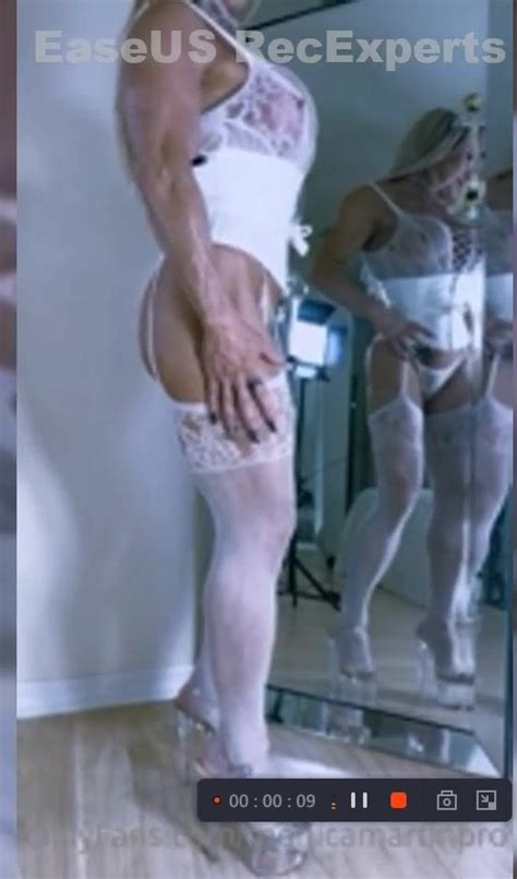 Sexy Muscle Lady Dances Nude