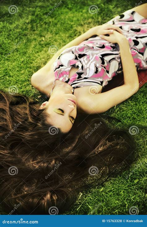 Brunette Joven De La Belleza Que Pone En La Hierba Foto De Archivo Imagen De Haga Modelo