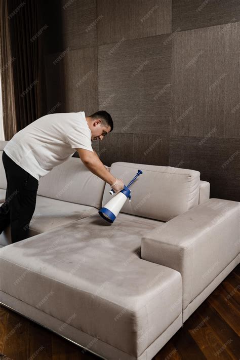 Limpeza A Seco Sofa - Processo de limpeza a seco para remover manchas e sujeira do sofá em ...