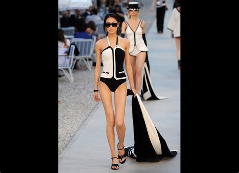 Hot Sexy Kristen McMenamy Bikini Pics