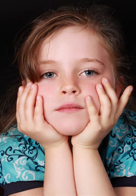 Petite Fille Blonde Mignonne Image Stock Image Du Wink Beau