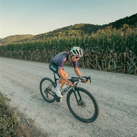 Ostro Gravel Bike Naked Grunge Red AXS XPLR Superior Factor VELETAGE