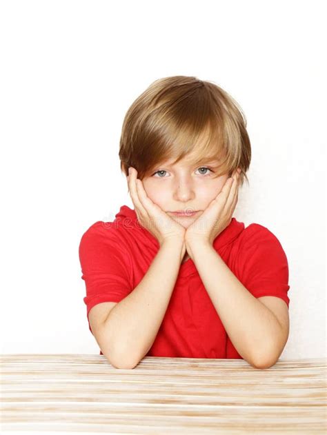 Leuke Blonde Jongen In Het Rode Overhemd Stock Foto Image Of Persoon Mannetje 74018672