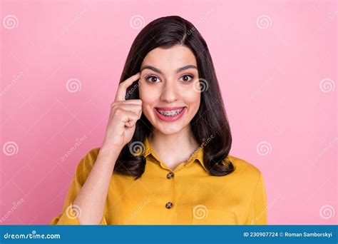 Foto De Think Brunette Hairdo Millennial Dama Cabeza De Dedo Usar Camisa Amarilla Aislada En