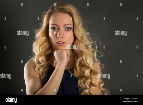 Junge Blonde Frau Stockfotografie Alamy