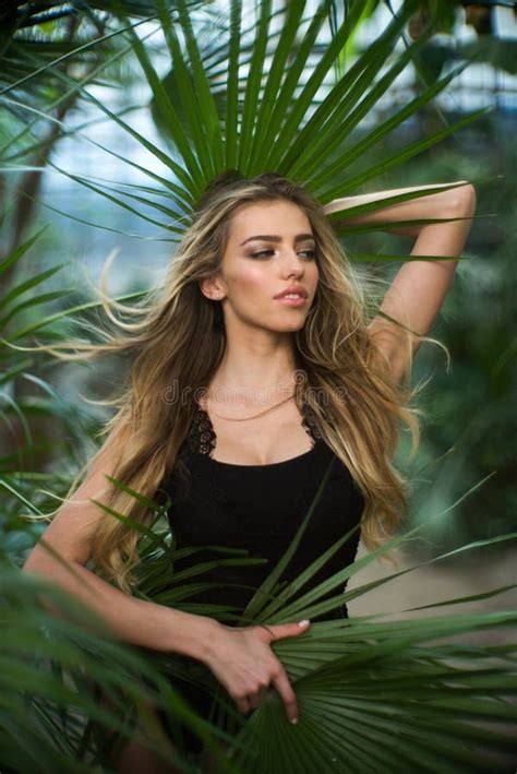 Femme Dans La Lingerie Et L homme Barbu Sur Le Ciel Photo stock Image du modèle couples