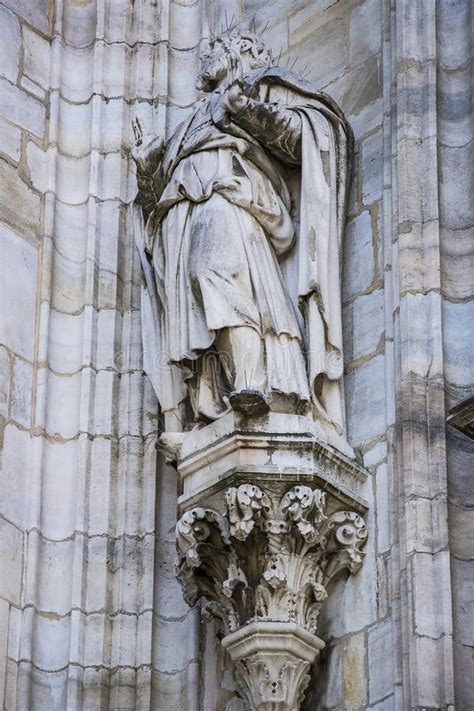 Las Esculturas De Los Santos Y De Los M Rtires Que Adornan La Catedral