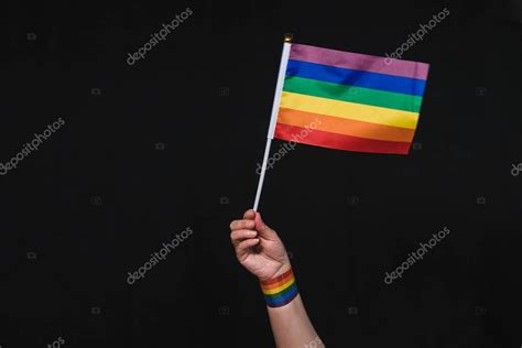 Arma De La Bandera Arco Iris Del Orgullo Gay Levanta El Brazo Con La Bandera Del Orgullo Gay