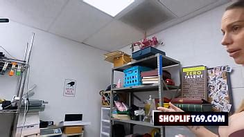 La milf tetona Mckenzie Lee acepta pagar con su coño por robar en la tienda XVIDEOS