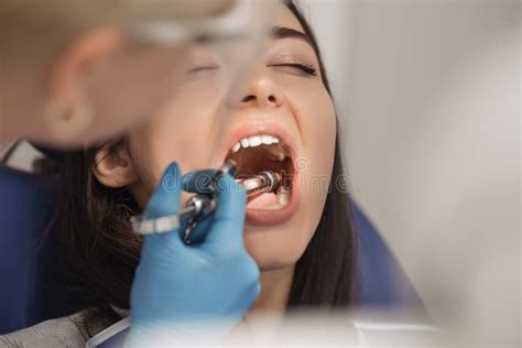 Dentista Que Prende Uma Seringa E Que Anestesia Seu Paciente Foto De