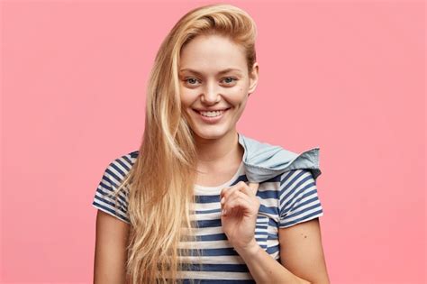 Blonde à La Mode Magnifique Jeune Femme Va Se Promener Avec Son Petit Ami Vêtue D un T shirt